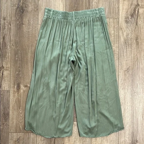 Like new - MAURICES Flowy Olive Green Culotte Pants - Picture 6 of 9